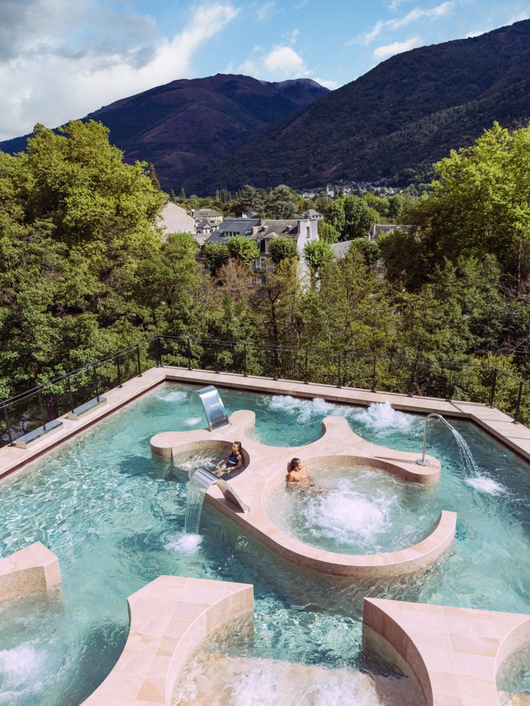 Thermes-Luchon-thermoludique-bassin-toit-couple-drone5-768x1024